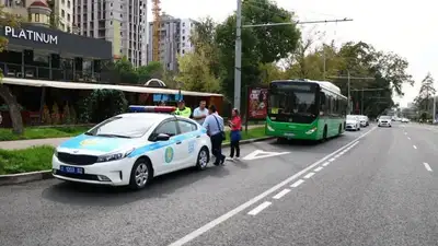 Автобус сбил двух пешеходов: алматинка находится в коме, фото - Новости Zakon.kz от 13.09.2023 18:42