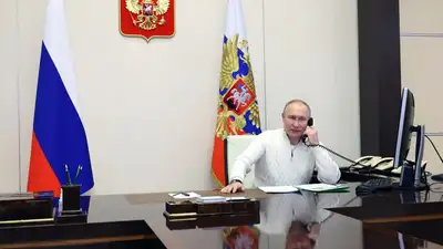 Путин разговаривает по телефону, фото - Новости Zakon.kz от 21.09.2023 15:53