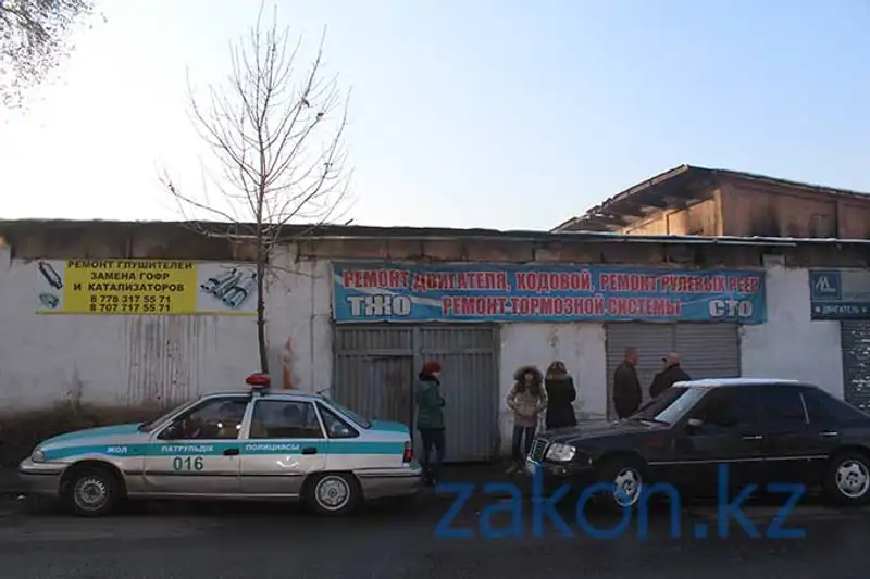 В Алматы в СТО сгорел внедорожник, оставленный на ремонт (фото), фото - Новости Zakon.kz от 22.11.2013 22:25