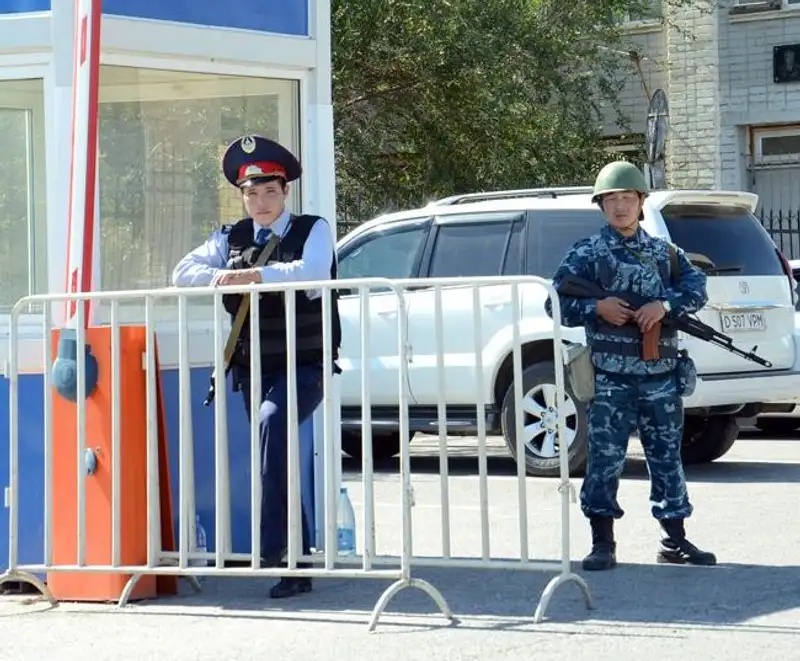 Во время нападения на УВД Атырау один из постовых получил дробное ранение в ногу, фото - Новости Zakon.kz от 15.09.2012 19:49