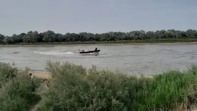 Третьи сутки ищут тела двух утонувших подростков в Атырау , фото - Новости Zakon.kz от 16.06.2023 04:35