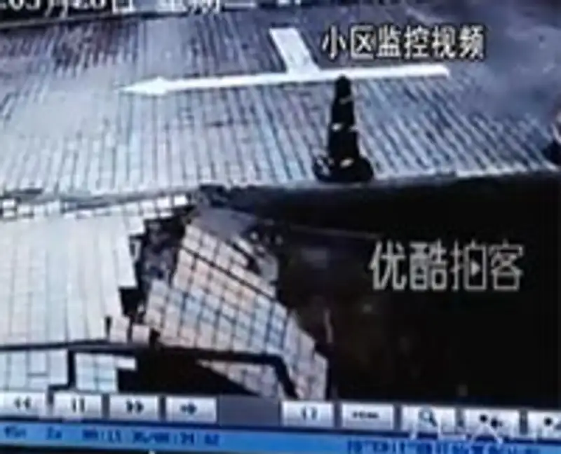 Китайца засосало в шестиметровую яму, фото - Новости Zakon.kz от 28.03.2013 18:36