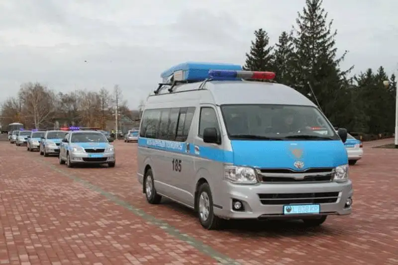 В Уральске универсальным полицейским вручили «Автоураган» и 20 автомобилей, фото - Новости Zakon.kz от 02.11.2013 19:02