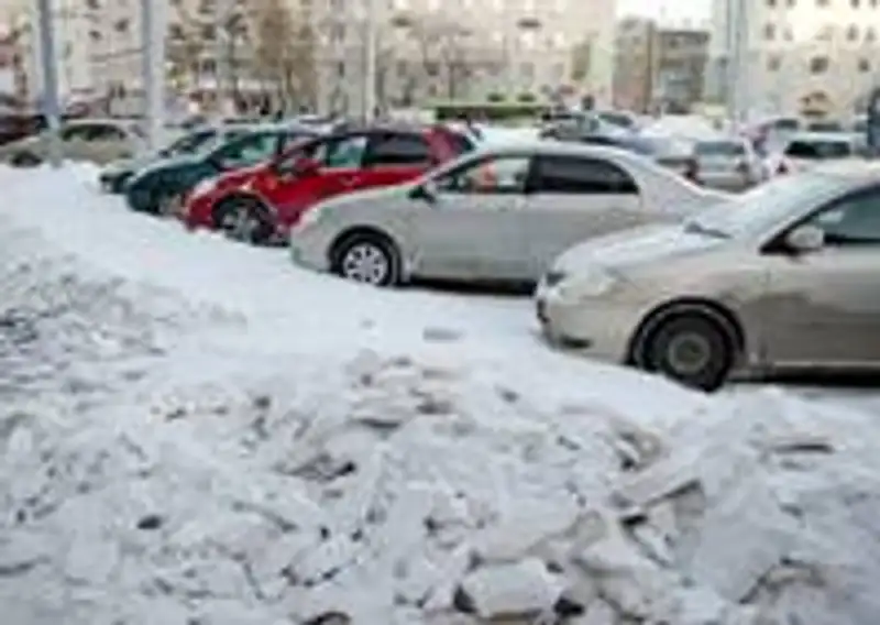 В Алматы причиной автомобильных "пробок" стали припаркованные машины, осложнившие уборку снега, фото - Новости Zakon.kz от 05.12.2012 20:39