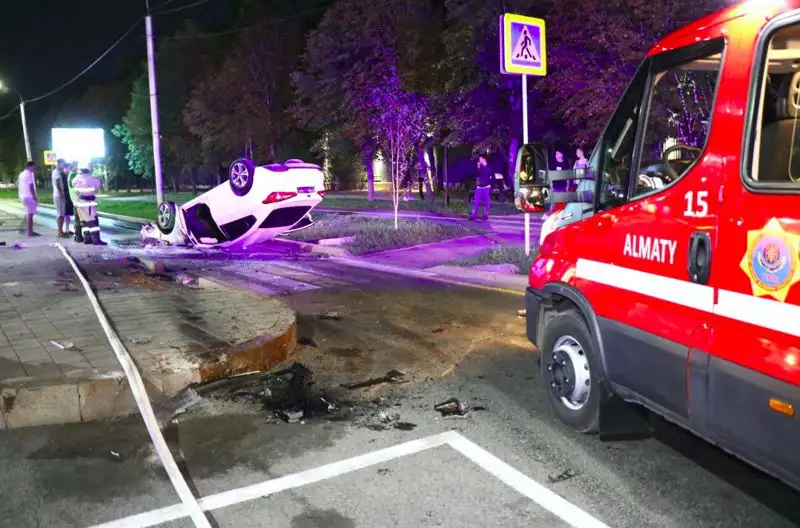 KIA Cerato перевернулась и загорелась в центре Алматы, фото - Новости Zakon.kz от 26.08.2023 03:48