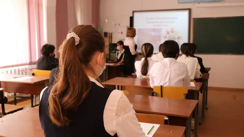 В Минздраве рассказали, в каком случае школы перейдут на дистанционку