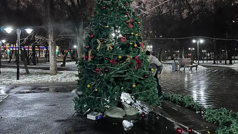 Полиция ищет вандалов, разгромивших сквер Ганди в Алматы