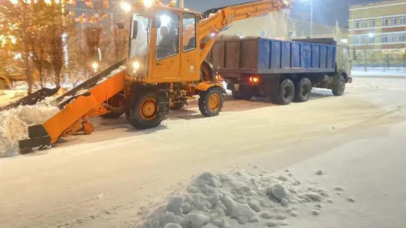 В Астане устраняют последствия дождя и снега