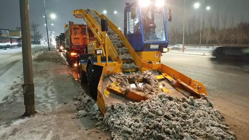 В Астане устраняют последствия дождя и снега