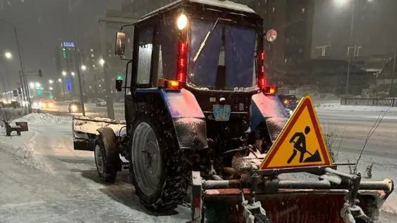 Сколько снега вывезли коммунальщики со столичных улиц, фото - Новости Zakon.kz от 31.12.2023 08:27