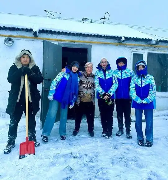 волонтеры помогают с уборкой снега