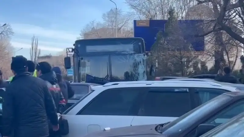 Автобус снес 10 машин в Таразе, пострадала пассажирка, фото - Новости Zakon.kz от 04.01.2024 15:00