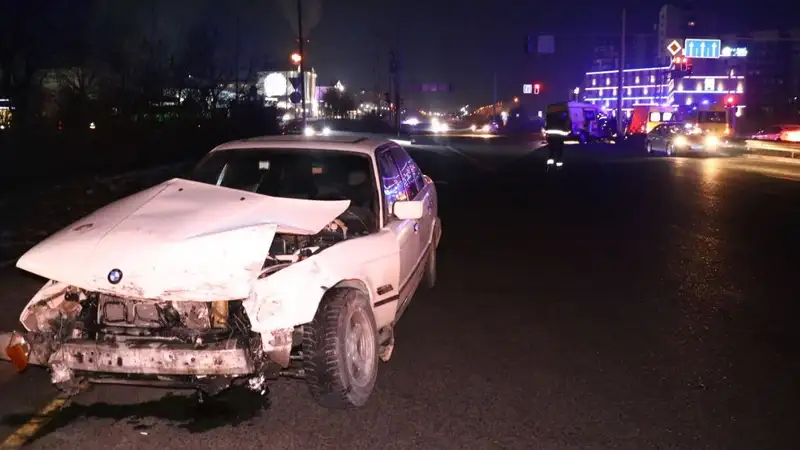 В Алматы водитель на BMW протаранил карету скорой помощи, фото - Новости Zakon.kz от 06.01.2024 03:30