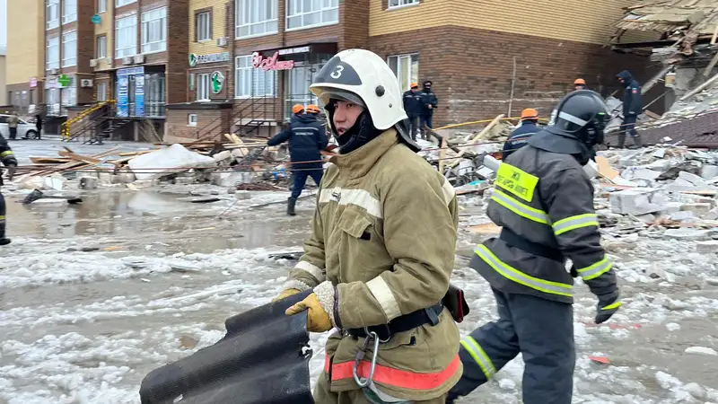 Разбор завалов взорвавшегося кафе в Уральске, противопожарная служба, газ, кафе Уральск