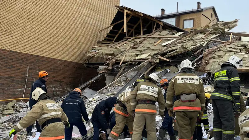 Разбор завалов взорвавшегося кафе в Уральске, противопожарная служба, газ, кафе Уральск