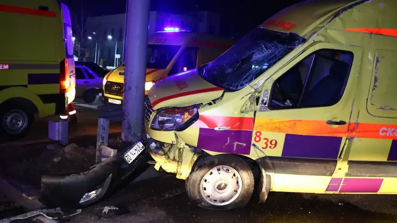 В Алматы водитель на BMW протаранил карету скорой помощи, фото - Новости Zakon.kz от 06.01.2024 03:30