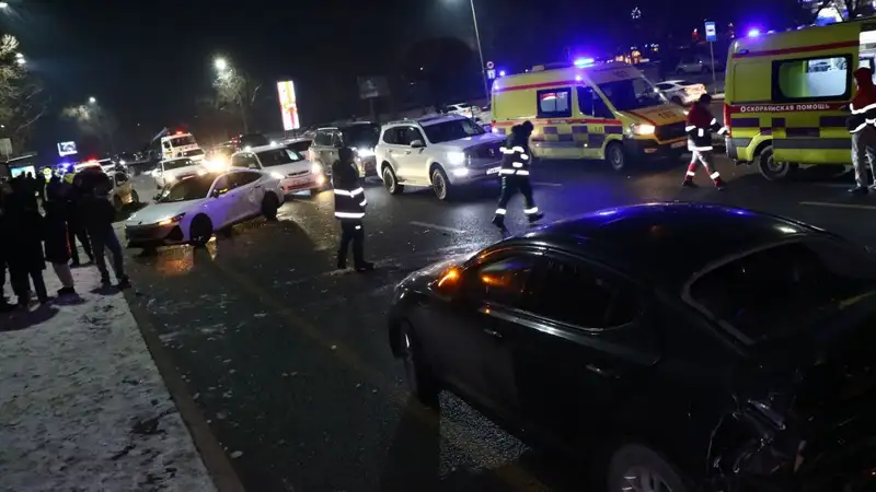 Два ДТП произошли в Алматы одновременно в одном месте, есть пострадавшие, фото - Новости Zakon.kz от 13.01.2024 04:05
