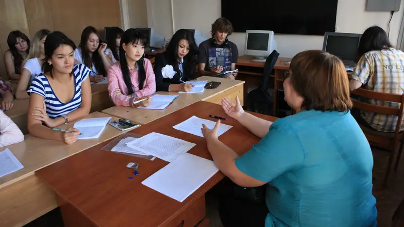 В Казахстане разработали систему поощрений педагогов вузов