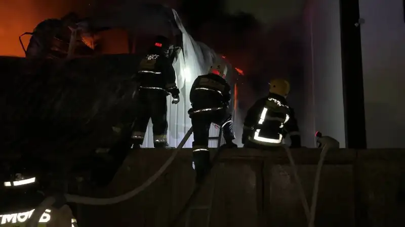 пожар в цеху, фото - Новости Zakon.kz от 24.01.2024 00:48