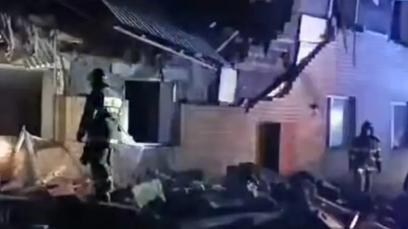 В Карагандинской области от взрыва разрушился жилой дом. Под завалами люди