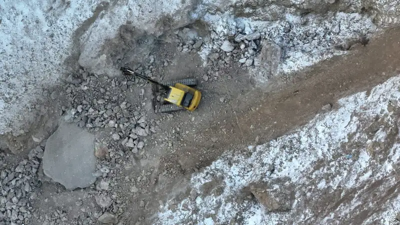 Спасатели добрались до колеса провалившегося под землю автобуса в Павлодарской области, фото - Новости Zakon.kz от 29.01.2024 17:43
