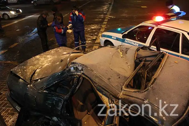 Два ДТП с участием такси произошли в Алматы минувшей ночью, 1 человек погиб (фото), фото - Новости Zakon.kz от 22.11.2013 16:08