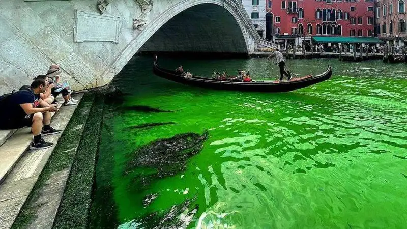 зеленая вода в канале Венеции, фото - Новости Zakon.kz от 30.05.2023 14:41