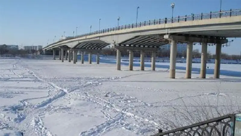 В Атырау врачи борются за жизнь девушки, спрыгнувшей с моста