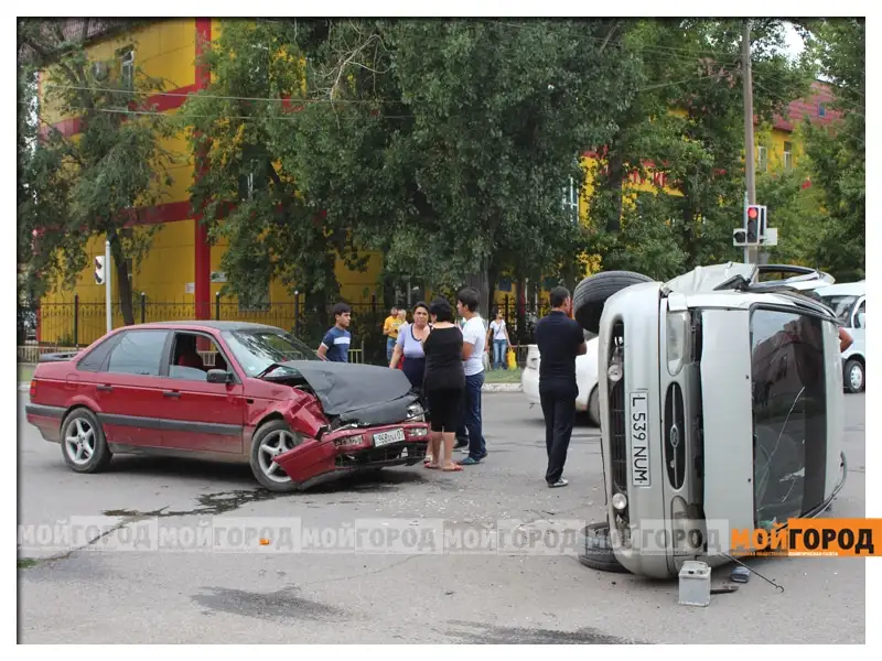 Новости Уральск - В Уральске возле железнодорожного вокзала перевернулся минивэн ford1, фото - Новости Zakon.kz от 08.08.2014 16:04