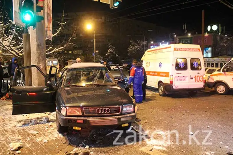 Два ДТП с участием такси произошли в Алматы минувшей ночью, 1 человек погиб (фото), фото - Новости Zakon.kz от 22.11.2013 16:08