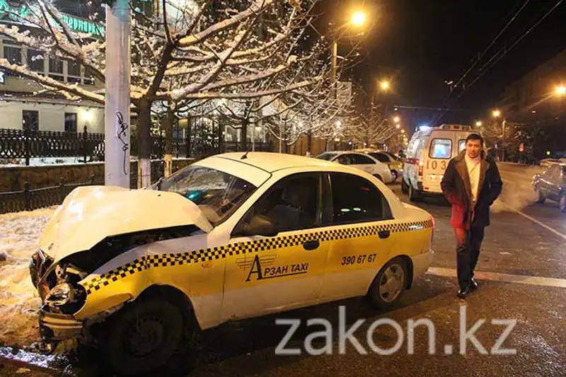 Два ДТП с участием такси произошли в Алматы минувшей ночью, 1 человек погиб (фото), фото - Новости Zakon.kz от 22.11.2013 16:08