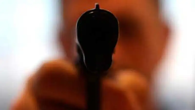 В Темиртау трое молодых людей, угрожая пистолетом, украли выручку магазина -15 тыс тг, фото - Новости Zakon.kz от 28.10.2013 21:05