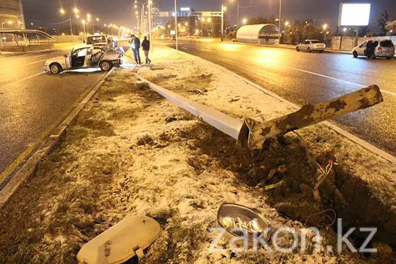 В Алматы водитель БМВ переоценил возможности зимней резины (фото), фото - Новости Zakon.kz от 11.11.2013 19:43