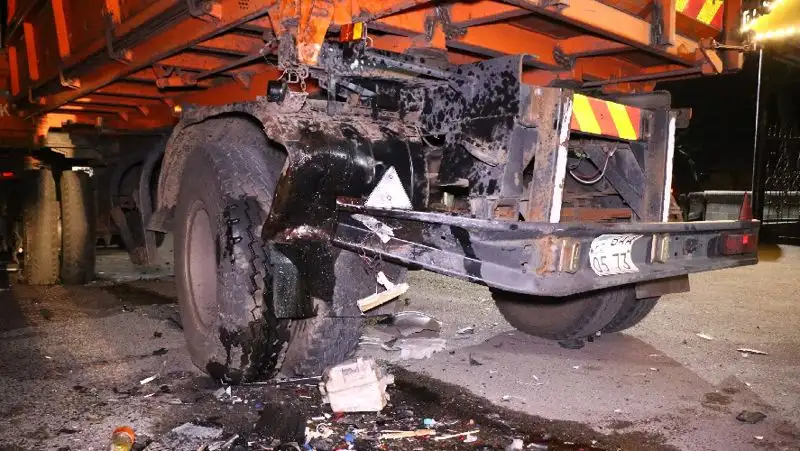 Оба автомобиля врезались в прицеп КамАЗа, фото - Новости Zakon.kz от 13.09.2022 10:53