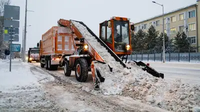 Как ликвидируют последствия снегопада в Астане