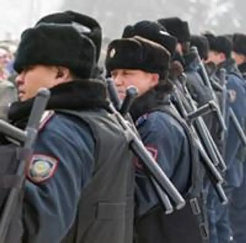 Практически половина казахстанцев - против наделения полицейских правом стрельбы без предупреждения, фото - Новости Zakon.kz от 27.03.2013 16:47
