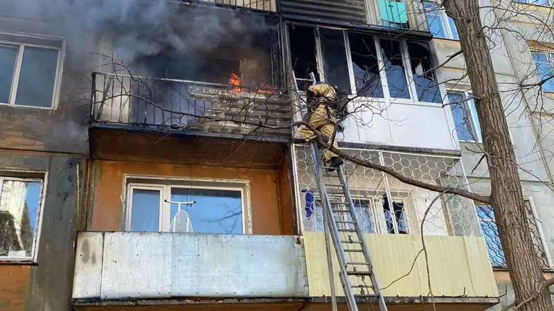 Одного человека спасли и 10 эвакуировали при пожаре в Усть-Каменогорске