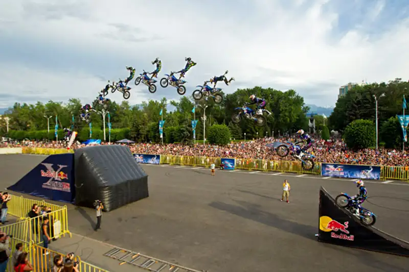 В Алматы на Старой площади прошел фристайл-мотокросс Red Bull X-Fighters Jams (фото), фото - Новости Zakon.kz от 11.06.2012 18:10