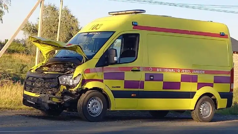 Скорая спешила к пострадавшим в ДТП и попала в аварию в Алматинской области