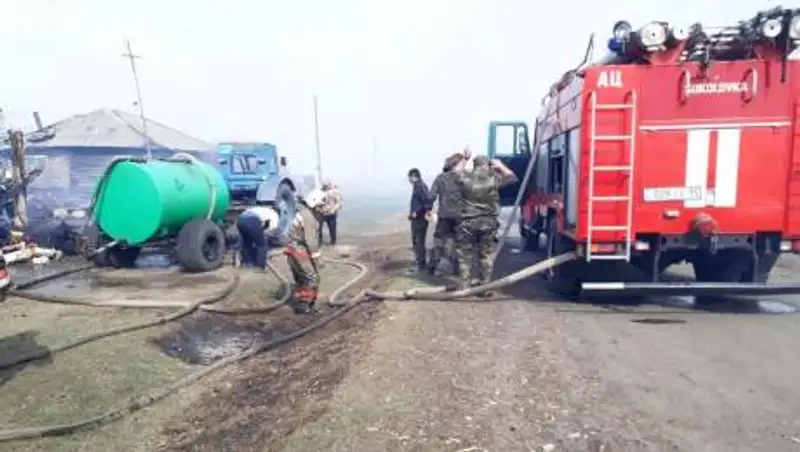 Огонь с травы перекинулся на здания – пожар уничтожил 7 домов в СКО