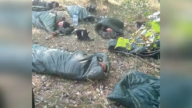 Пользователей Сети восхитило фото пожарных в спальных мешках, фото - Новости Zakon.kz от 06.09.2022 17:43