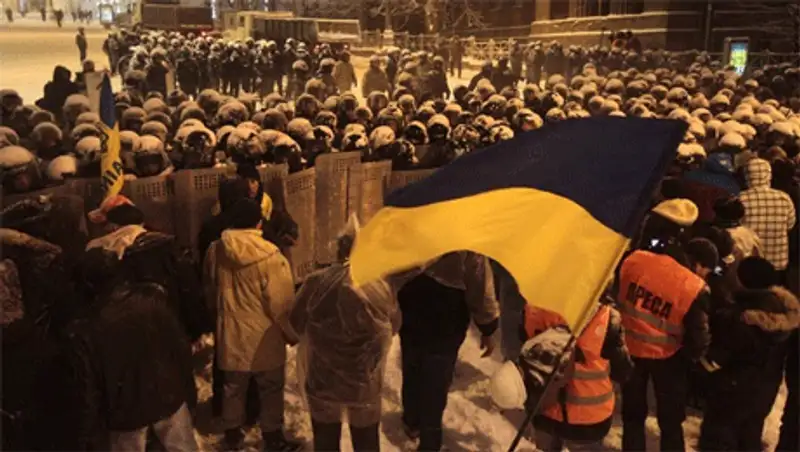 Евромайдан расколол Украину на две части, фото - Новости Zakon.kz от 11.12.2013 03:15