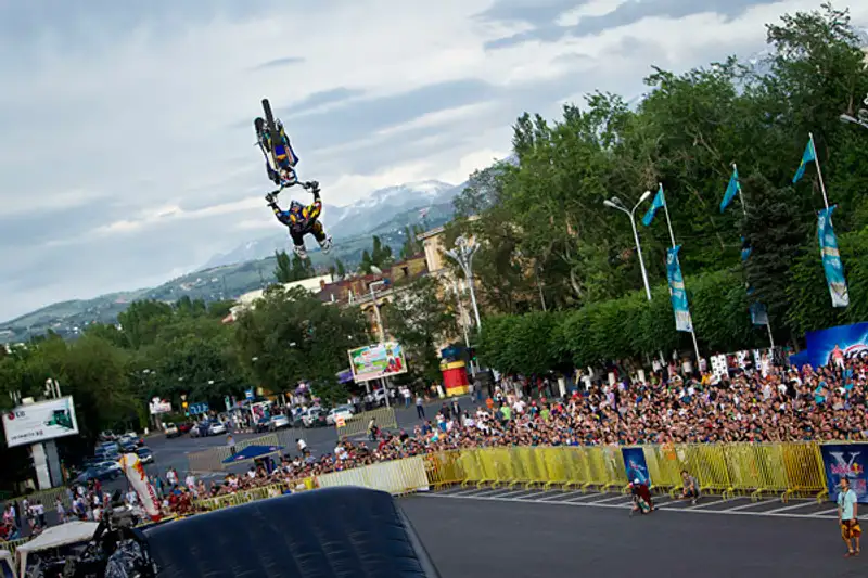 В Алматы на Старой площади прошел фристайл-мотокросс Red Bull X-Fighters Jams (фото), фото - Новости Zakon.kz от 11.06.2012 18:10