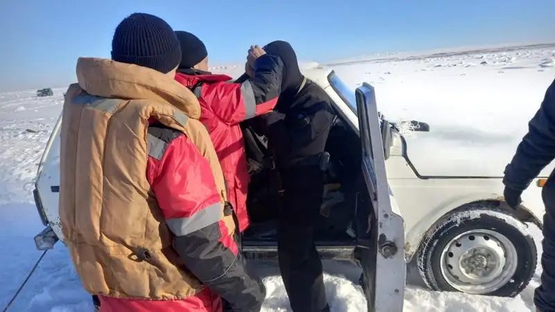 Тело утонувшего вместе с машиной водителя нашли спасатели на озере Алаколь