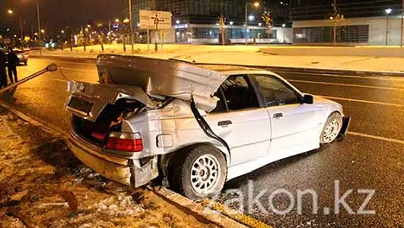 В Алматы водитель БМВ переоценил возможности зимней резины (фото), фото - Новости Zakon.kz от 11.11.2013 19:43