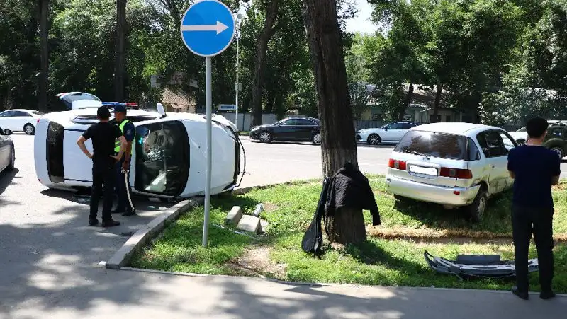 ДТП, машина на бок , фото - Новости Zakon.kz от 27.05.2022 14:39