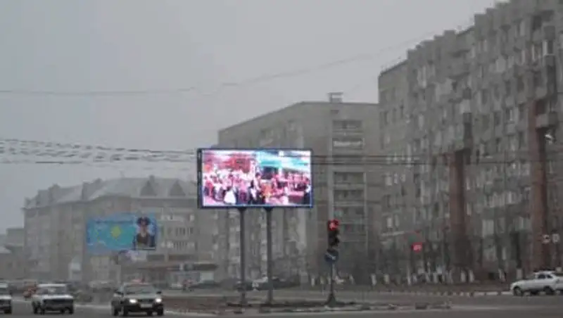 Поздравления с праздником в Петропавловске звучат с LED-экрана, фото - Новости Zakon.kz от 02.12.2013 00:24