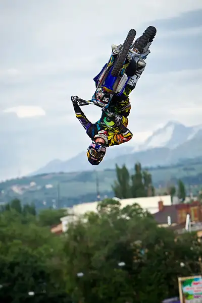 В Алматы на Старой площади прошел фристайл-мотокросс Red Bull X-Fighters Jams (фото), фото - Новости Zakon.kz от 11.06.2012 18:10