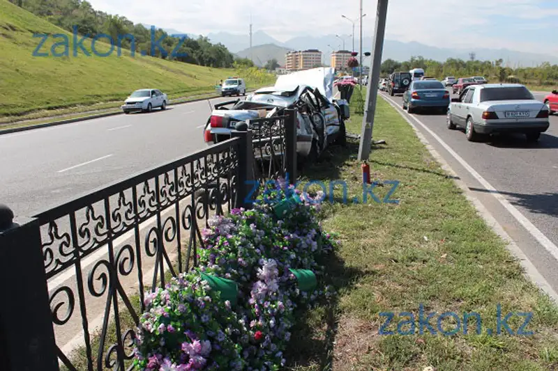 Крупное ДТП произошло сегодня утром в Алматы на Восточной объездной (фото), фото - Новости Zakon.kz от 22.08.2013 19:51