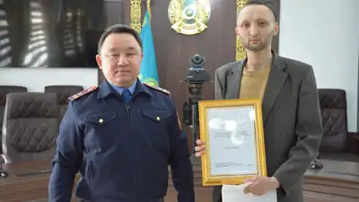 Полицейские наградили петропавловца, защитившего водителя от агрессивного пассажира, фото - Новости Zakon.kz от 14.04.2023 21:36